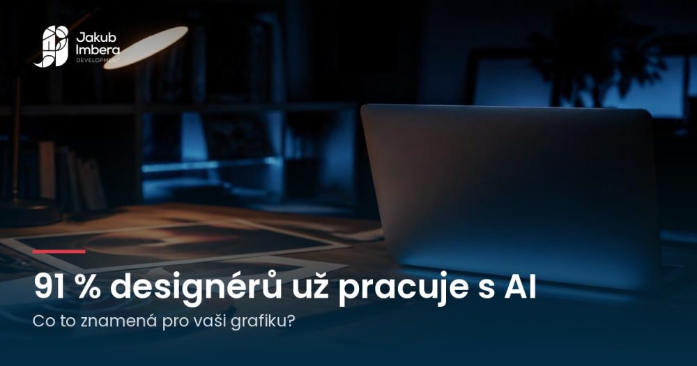 Pracovní stůl grafika v noci s notebookem a tiskovými náhledy, nápis 91 % designérů už pracuje s AI