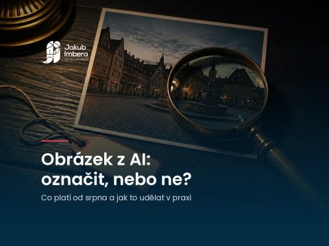 Tištěná fotka náměstí, lupa a prázdná visačka na stole, nadpis Obrázek z AI: označit, nebo ne?